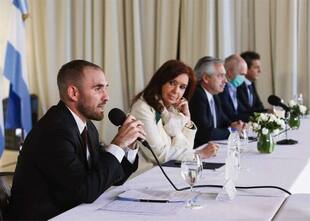 Una foto que encierra las peores internas y el golpe al corazón del proyecto oficialista Otros tiempos. El exministro de Economía Martín Guzmán está enojado porque lo acusan de haber demorado el Gasoducto Néstor Kirchner. El, en cambio, asegura que no avanzó más rápido por el vacío que le hicieron desde la orilla kirchnerista.