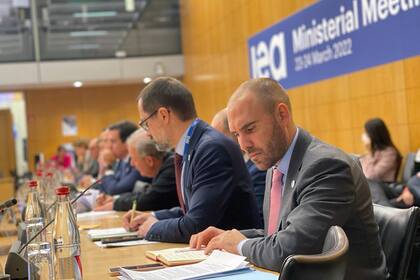 Martín Guzmán en reunión de AIE en París