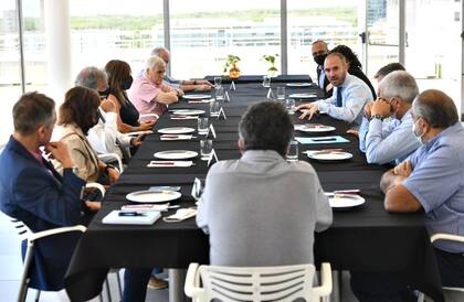 Martín Guzmán mantuvo a fines del año pasado varias reuniones con empresarios y sindicalistas en la terraza de Economía. Fernández le pidió que reorganizara encuentros más reducidos en Olivos.