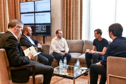 Martín Guzmán recibió en la sede del Ministerio de Economía a Vitalik Buterin