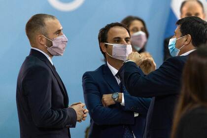 Martín Guzmán y Daniel Arroyo, en el acto de toma de juramento al nuevo ministro de Transporte, Alexis Guerrera