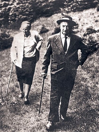 Martin Heidegger con su esposa Elfride, cerca de su casa en la Selva Negra. FOTO: archivo