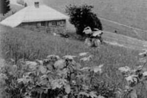 Martin Heidegger (izq.) Paul Celan y la casa del filósofo alemán en Todtnauberg, donde ambos se encontraron