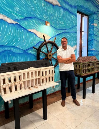 Martín Heit muestra dos maquetas del Hotel Boulevard Atlántico: el pasado del edificio y su remodelación actual