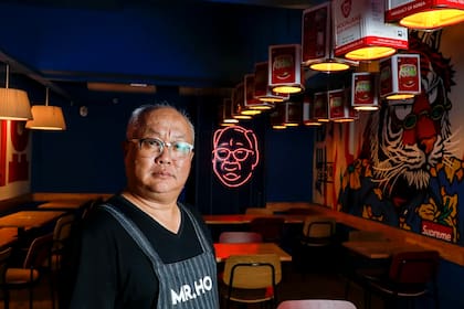 Martín Ho, referente de la comida coreana en la ciudad. ganó el festival de colectividades Buenos Aires Celebra en 2021, tras cocinar una bondiola marinada en salsa de soja, acompañada de kimchi, arroz y hojas frescas.