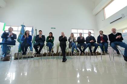 Martín Insaurralde, en el centro, este miércoles en un acto en Merlo