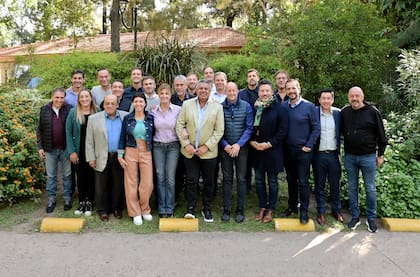 Martín Insaurralde reunió a los intendentes del PJ bonaerense con Claudio "Chiqui" Tapia en Lomas; De Jesús, detrás de Insaurralde en la foto