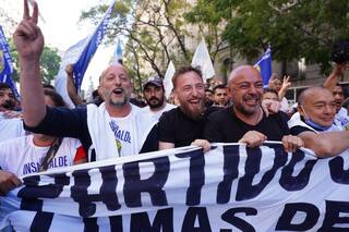 En el Día de la Madre, Insaurralde insultó a la de Macri y Bonafini criticó al Presidente