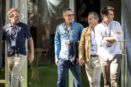 Martín Jaite, Andrea Gaudenzi, Martín Hughes (Tennium) y Pablo Andújar (del board de la ATP), recorriendo el BALTC