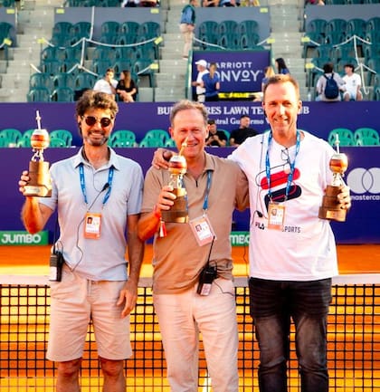 Martín Jaite con Christian Miniussi (derecha) y con Gaby Goldszmidt: recibieron premios por los 25 años con la organización del Argentina Open