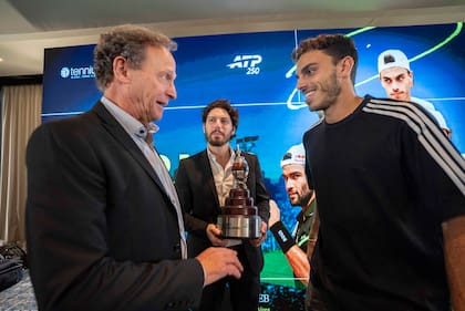 Martín jaite, director del torneo, con Francisco Cerúndolo