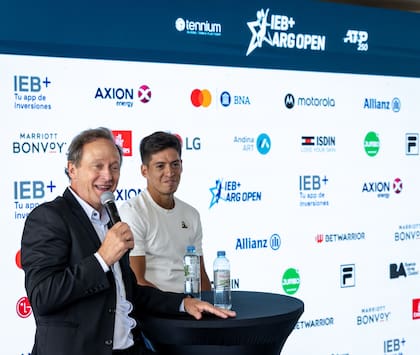 Martín Jaite, director del torneo, junto a Sebastián Báez