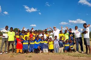 Es argentino, vive en Zambia y comenzó una iniciativa que homenajea a Maradona