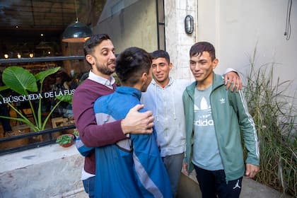Martín junto a los tres hermanos, Martín, Walter y Lucas.
