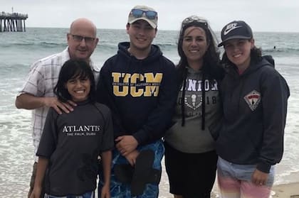 Martín, junto a su familia.