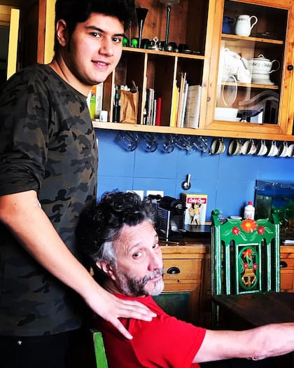 Martín junto a su papá, Fito. (Foto Instagram @ceciroth)