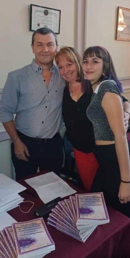 Martín junto a su pareja Valeria y su hija Julieta en la presentación de uno de sus libros