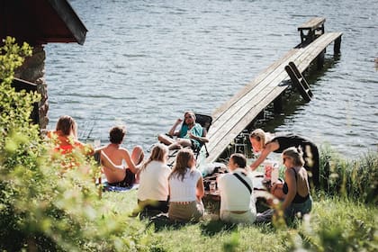 Martín, junto a sus nuevos amigos en Suecia, donde el verano se vive en la naturaleza.