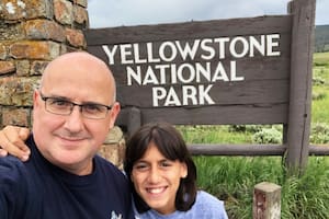 Martín, junto a uno de sus hijos, en una visita más reciente a Yellowstone.