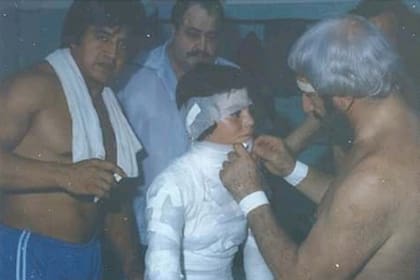 Martín Karadagián vendando a Maxi, el hijo de "El Ancho" Peucele, que iba a hacer de "la momita" con Juan Figueroa