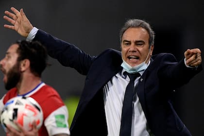 Martin Lasarte, técnico de la selección de Chile, reacciona durante un partido de la eliminatoria mundialista ante Argentina, el jueves 3 de junio de 2021  (Juan Mabromata, Pool via AP)