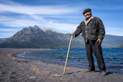 Martín Lemuñir vive en el margen sur del Lago Huechulaufquen, a cinco kilómetros por agua de Puerto Canoa.