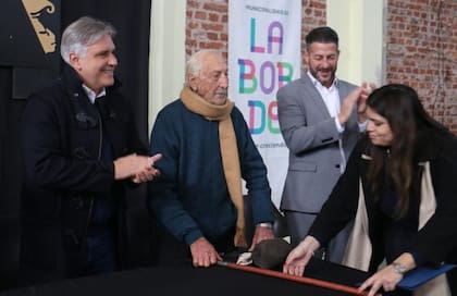 Martín Llaryora compartió un acto con Vicente Mori, el hombre más longevo de la Provincia de Córdoba (Foto: corboba interior informa)