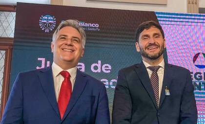 Martín Llaryora (Córdoba) y Maximiliano Pullaro (Santa Fe), dos gobernadores interesados en que el Gobierno pague la deuda de las cajas previsionales no transferidas a la Anses