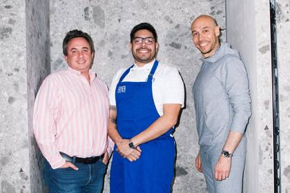 Martín Loeb (cofundador), Mariano Muñoz (jefe de cocina) y Alejandro Pitashny (cofundador)