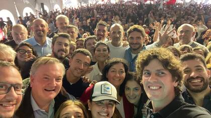 Martín Lousteau, en un acto de Evolución, junto a figuras del radicalismo como De Loredo, Emiliani Yacobitti, Maximiliano Pullaro y Cacace