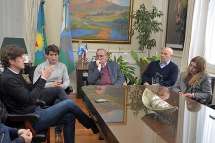 Martín Lousteau junto al intendente de Tandil Miguel Ángel Lunghi, Emiliano Yacobitti y Danya Tavela