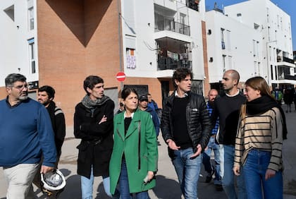 Martín Lousteau, María Migliore y otros dirigentes en la villa 20