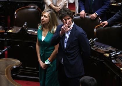 Martín Lousteau muestra el 3 % en sus dedos hacia el palco presidencial; durante la Jura de los nuevos diputados electos en la Cámara de Diputados del Congreso Nacional.