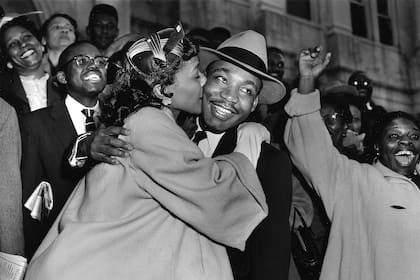 Martin Luther King es recibido con un beso por su esposa Coretta después de dejar la corte en Montgomery