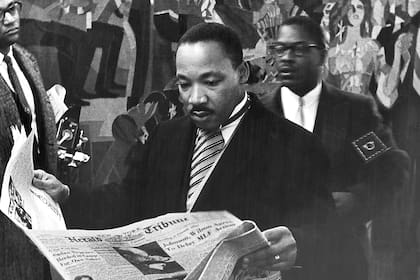 Martin Luther King lee un diario mientras se prepara para su discurso de aceptación del Premio Nobel de la Paz