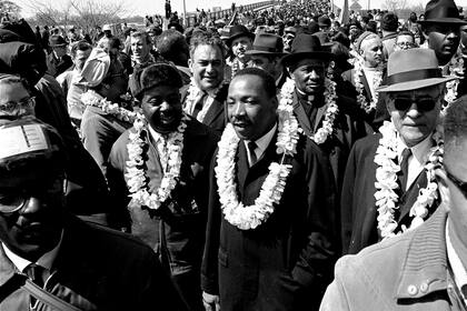 Martin Luther King cruza el puente Edmund Pettus, junto a sus seguidores durante una protesta; tras cruzar fueron detenidos violentamente por la policía que les impidió el paso con garrotes y gases lacrimógenos