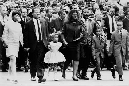 Su familia marcha durante el funeral en abril de 1968