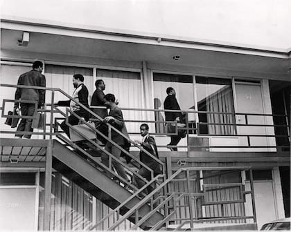 Martin Luther King (a la derecha, a lo lejos) llega con su hermano Alfred y colaboradores al motel Lorraine. Al día siguiente, 4 de abril de 1968, un francotirador lo asesinó en ese mismo balcón.