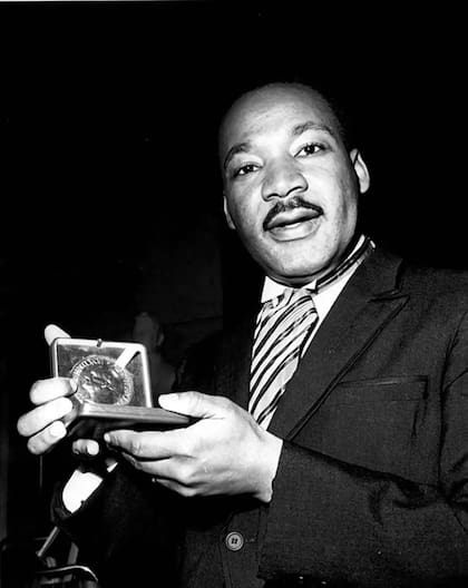 Martin Luther King Jr. junto a su Premio Nobel de la Paz, obtenido en 1964