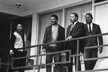 Martin Luther King junto a otros líderes, se asoma al balcón del hotel Lorraine, un día antes de ser asesinado en el mismo lugar el 4 de abril de 1968