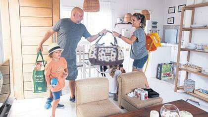 Martín, Luz y sus hijos apuestan al complejo Palmas de La Pedrera en la segunda quincena de enero