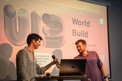 Martín Mazza, gerente regional de Tools For Humanity, junto a William Mercer, director del programa en Friends with Benefits.