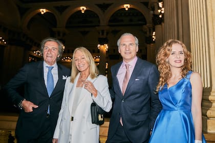 Martín Mazzei, Amelia Saban, Javier Iturrioz y Karina El Azem en el 30 aniversario Azcuy en el Teatro Colón.