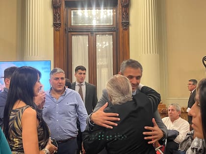 Martín Menem abraza a su padre Eduardo Menem tras el homenaje