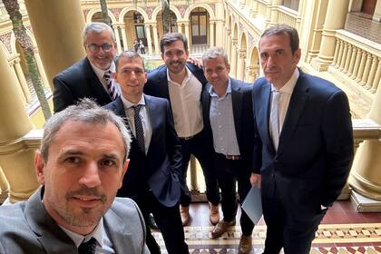 Martín Menem con los diputados radicales que cambiarán su voto sobre la movilidad jubilatoria