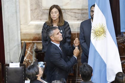 Martín Menem, el presidente de la Cámara de Diputados, izó la bandera previo al discurso de Milei
