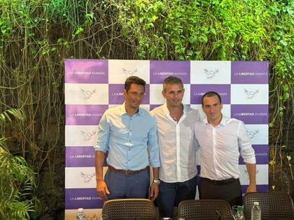 Martin Menem, el viernes de la semana pasada, junto a Adrián Nuñez y el segundo del vocero de Manuel Adorni, Javier Lanari, cuya familia vive en Misiones. A pesar de que fueron a invitar a todos a sumarse a LLA, al ser consultados sobre un tema sensible como la desregulación yerbatera, no dudaron: "Hay que cambiar la mirada de cómo se estaban haciendo las cosas"