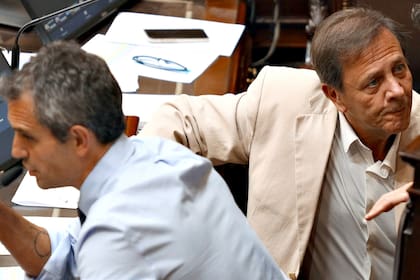 Martín Menem junto al diputado Oscar Zago, protagonistas de la interna libertaria en Diputados