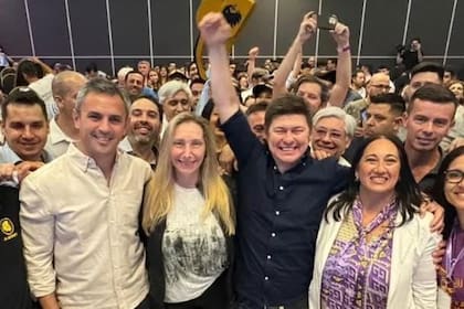 Martín Menem, Karina Milei y Lisandro Almirón, en un acto de la campaña correntina