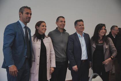 Martín Menem, presidente de la Cámara baja y armador político libertario, con los diputados cordobeses, Soledad Carrizo (UCR), Luis Picat (UCR), Gabriel Bornoroni (LLA) y Laura Rodríguez Machado (Pro); una imagen que habla de una posible alianza electoral